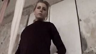 Notgeile Hausfrau troestet den Nachbarn im Keller