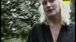 Analfick bei junger Blonde Spaziergaengerin