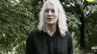 Analfick bei junger Blonde Spaziergaengerin
