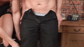 Zwei Bisexuelle Typen ficken und besamen das zimmermaedchen