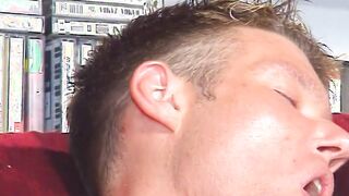 Dark Haired 22 Jahre mit excellengen Zungenfertigkeiten blaesst fickt und schluckt