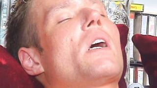 Dark Haired 22 Jahre mit excellengen Zungenfertigkeiten blaesst fickt und schluckt