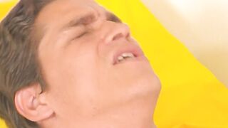 dark haired 22 Jahre im Bikini fickt ihren Masseur und schluckt