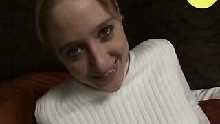 Sally im Hotelzimmer mit dem Vibrator gefilmt