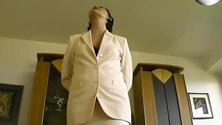 Versaute Cougar steckt sichden Glas Sex Toy direkt nach der Arbeit inside die Fotze