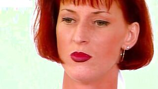 Rothaarige Lynn steckt sich den pinken grossen Sex Toy into Ihre Haarige Fotze