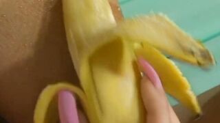 Solo Dark Hair steckt sich erst die banane dann den Vibrator into die Fotze