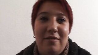 Laura 25 Jahre kraeftig geht Ihrem freund waehrend des Casting nicht Fremd oder