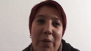Laura 25 Jahre kraeftig geht Ihrem freund waehrend des Casting nicht Fremd oder