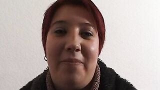 Laura 25 Jahre kraeftig geht Ihrem freund waehrend des Casting nicht Fremd oder