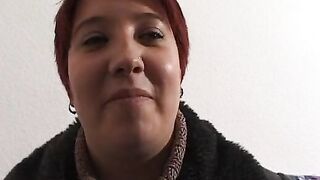 Laura 25 Jahre kraeftig geht Ihrem freund waehrend des Casting nicht Fremd oder