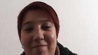 Laura 25 Jahre kraeftig geht Ihrem freund waehrend des Casting nicht Fremd oder