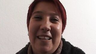 Laura 25 Jahre kraeftig geht Ihrem freund waehrend des Casting nicht Fremd oder