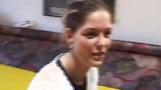 Anne 22 Jahre Dark Haired fragt sich warum das Casting im Schlafzimmer stattfindet