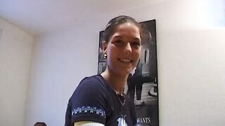 Anne 22 Jahre Dark Haired fragt sich warum das Casting im Schlafzimmer stattfindet