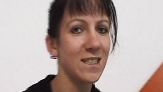 Sarah 24 Jahre macht es sich selbst vor der Kamera und dann...