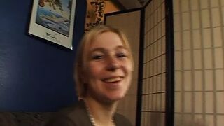 Petra 24 Jahre Blond laesst sich doch gerne ueberzeugen vor der Kamera zu bumsen