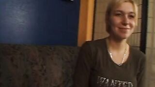 Petra 24 Jahre Blond laesst sich doch gerne ueberzeugen vor der Kamera zu bumsen