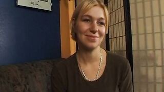 Petra 24 Jahre Blond laesst sich doch gerne ueberzeugen vor der Kamera zu bumsen