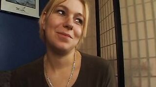 Petra 24 Jahre Blond laesst sich doch gerne ueberzeugen vor der Kamera zu bumsen