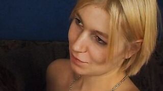 Petra 24 Jahre Blond laesst sich doch gerne ueberzeugen vor der Kamera zu bumsen