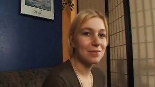 Petra 24 Jahre Blond laesst sich doch gerne ueberzeugen vor der Kamera zu bumsen