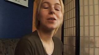 Petra 24 Jahre Blond laesst sich doch gerne ueberzeugen vor der Kamera zu bumsen