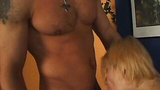 Petra 24 Jahre Blond laesst sich doch gerne ueberzeugen vor der Kamera zu bumsen