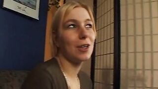 Petra 24 Jahre Blond laesst sich doch gerne ueberzeugen vor der Kamera zu bumsen