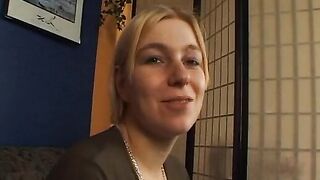 Petra 24 Jahre Blond laesst sich doch gerne ueberzeugen vor der Kamera zu bumsen