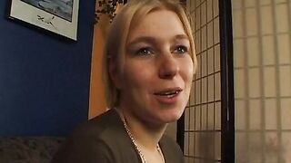 Petra 24 Jahre Blond laesst sich doch gerne ueberzeugen vor der Kamera zu bumsen