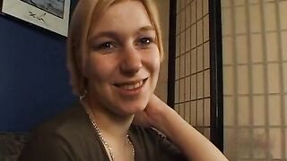 Petra 24 Jahre Blond laesst sich doch gerne ueberzeugen vor der Kamera zu bumsen