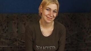 Petra 24 Jahre Blond laesst sich doch gerne ueberzeugen vor der Kamera zu bumsen