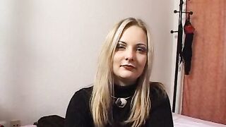 Blondine 21 Jahre ist nicht das Maedchen fuer die schnelle Nummer zieht sich aber direkt aus