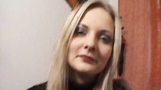 Blondine 21 Jahre ist nicht das Maedchen fuer die schnelle Nummer zieht sich aber direkt aus