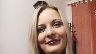 Blondine 21 Jahre ist nicht das Maedchen fuer die schnelle Nummer zieht sich aber direkt aus