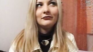 Blondine 21 Jahre ist nicht das Maedchen fuer die schnelle Nummer zieht sich aber direkt aus