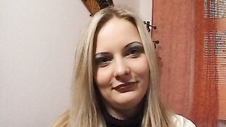 Blondine 21 Jahre ist nicht das Maedchen fuer die schnelle Nummer zieht sich aber direkt aus