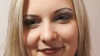 Blondine 21 Jahre ist nicht das Maedchen fuer die schnelle Nummer zieht sich aber direkt aus