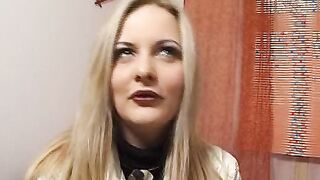 Blondine 21 Jahre ist nicht das Maedchen fuer die schnelle Nummer zieht sich aber direkt aus