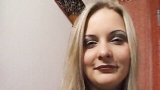 Blondine 21 Jahre ist nicht das Maedchen fuer die schnelle Nummer zieht sich aber direkt aus