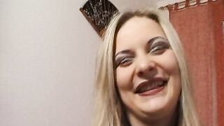 Blondine 21 Jahre ist nicht das Maedchen fuer die schnelle Nummer zieht sich aber direkt aus