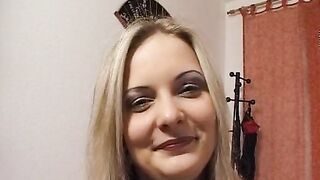 Blondine 21 Jahre ist nicht das Maedchen fuer die schnelle Nummer zieht sich aber direkt aus
