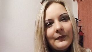 Blondine 21 Jahre ist nicht das Maedchen fuer die schnelle Nummer zieht sich aber direkt aus