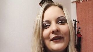 Blondine 21 Jahre ist nicht das Maedchen fuer die schnelle Nummer zieht sich aber direkt aus