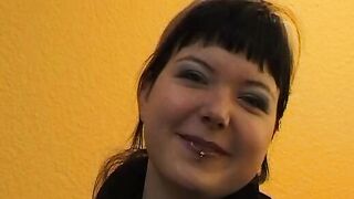 Grosses Hamburgerin 23 Jahre besorgt es sich vor der Kamera wie weit geht Sie noch