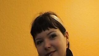 Grosses Hamburgerin 23 Jahre besorgt es sich vor der Kamera wie weit geht Sie noch