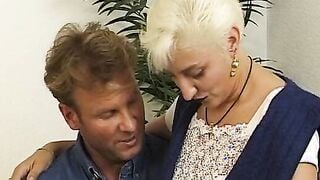 Echte Older fotze mit Vibrator bearbeitet auf der Casting Couch