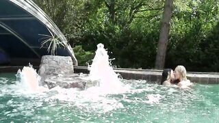 Zwei heisse Junge Lesben spiele mit sich am Pool und besorgen es sich