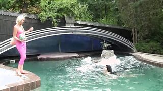 Zwei heisse Junge Lesben spiele mit sich am Pool und besorgen es sich